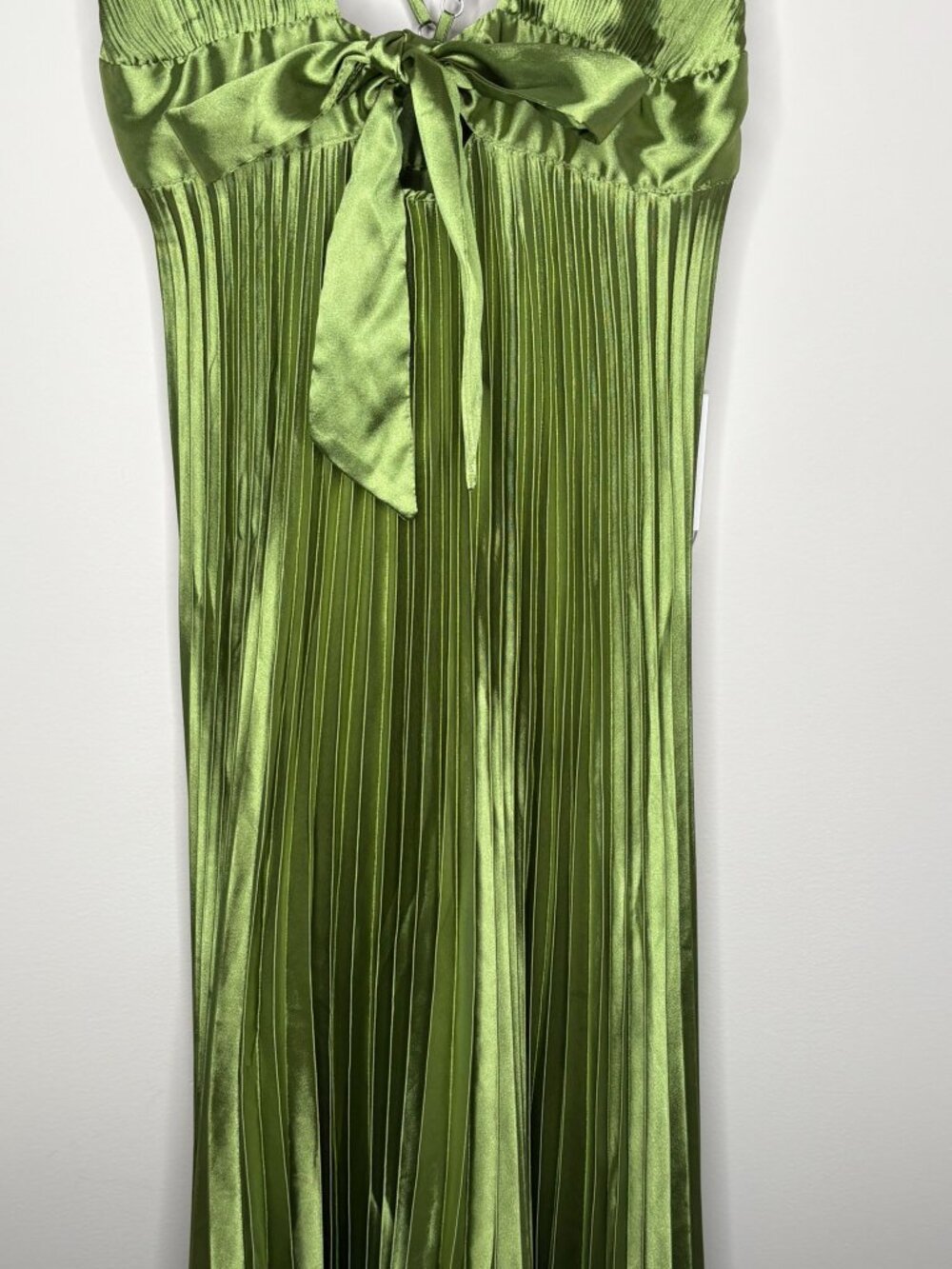 Petal & Pup Kris Plunge Neck Pleated Satin Gown – Olive Green – Small – NWT - Picture 4 of 15